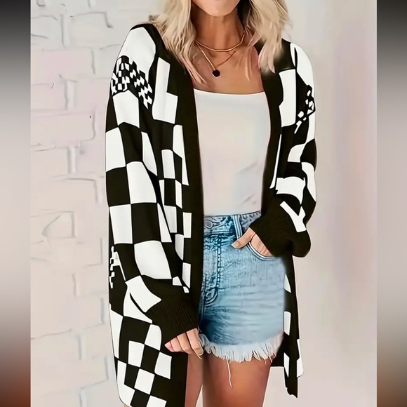 ⬇️Black and White Checkered Cardigan Sweater - Picture 5 of 7